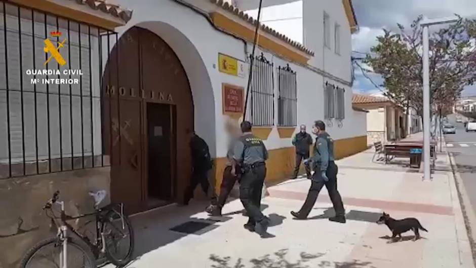 La Guardia Civil investiga a dos personas por publicar un vídeo circulando sin uso de cinturón y bebiendo durante el estado de alarma