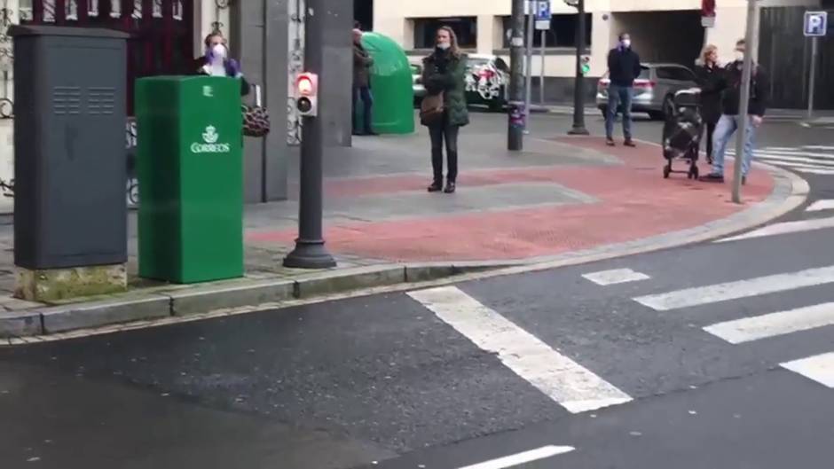 Colas ante los supermercados en Bilbao para comprar antes de Semana Santa