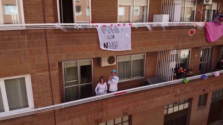 Se dan el 'sí quiero' en la terraza tras aplazar su boda el coronavirus