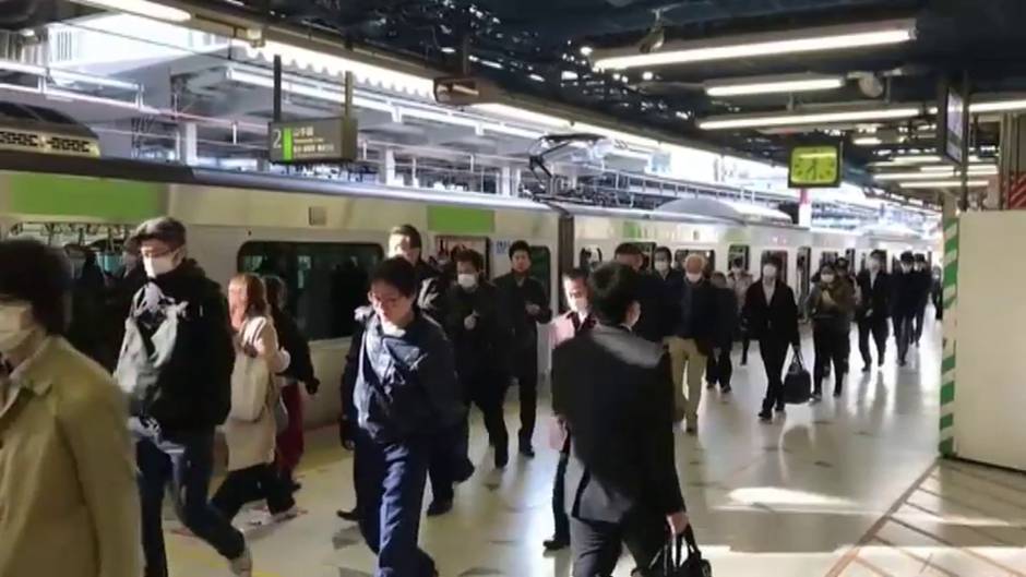 Lleno total en el metro de Tokio un día después de la declaración del estado de emergencia en Japón