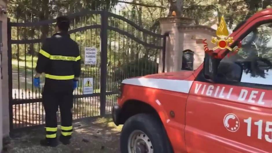 Bomberos de Italia entregan medicamentos en zonas alejadas