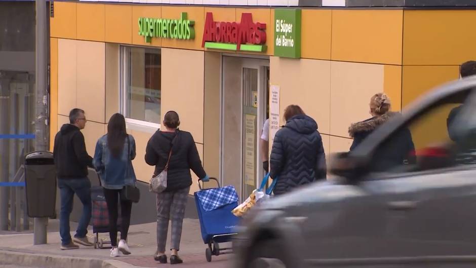 Las colas en los supermercados crecen antes de los festivos de Semana Santa