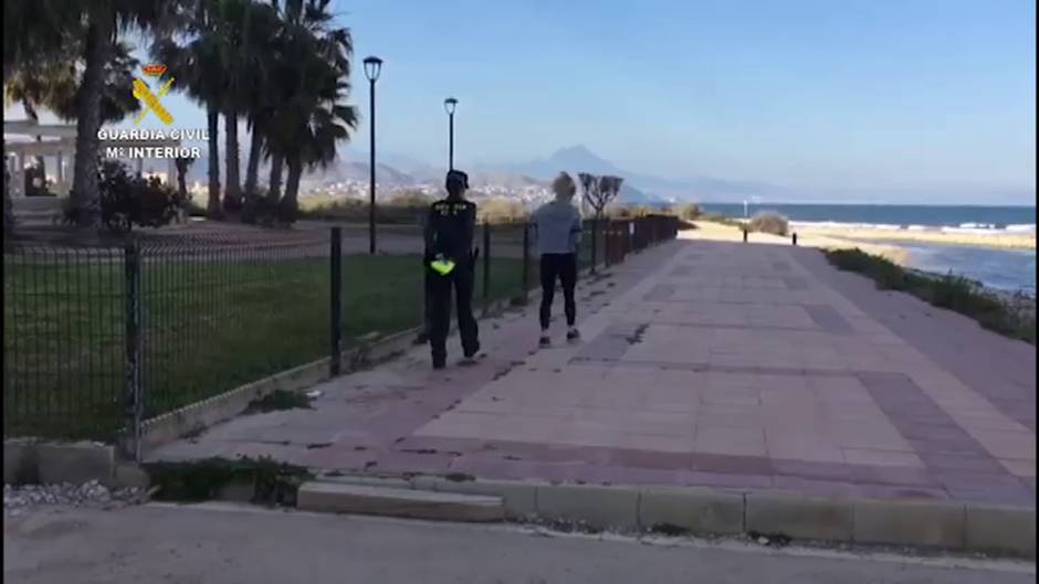 Pillados haciendo deporte en una playa alicantina en pleno estado de alarma