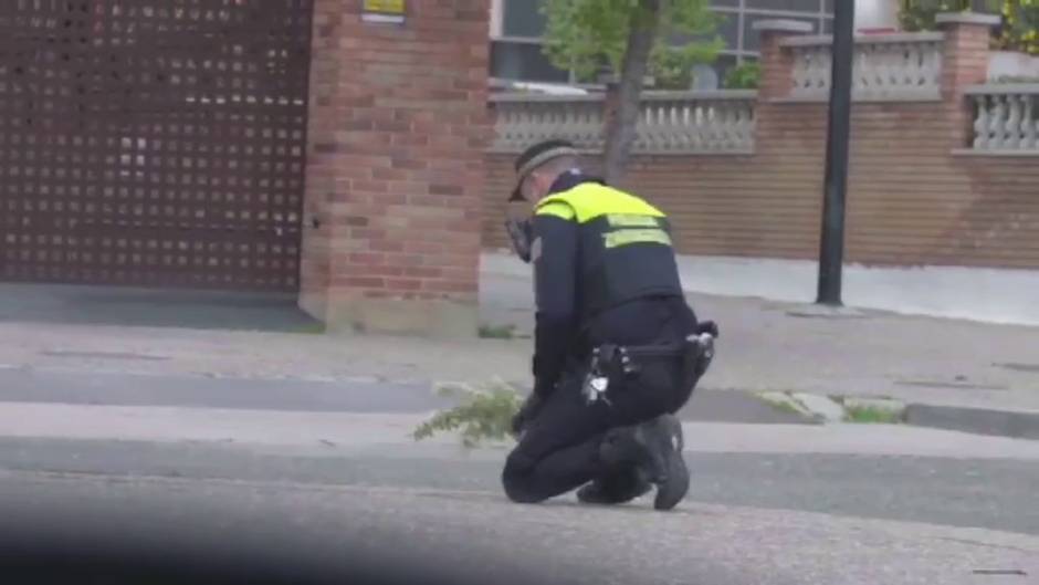 Sobrecogedor homenaje de dos policías a las víctimas de coronavirus