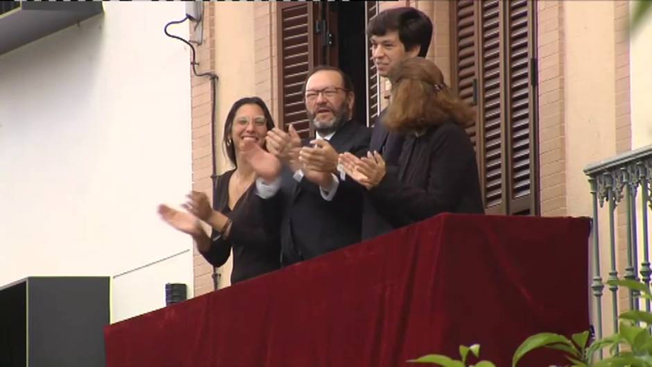 Sevilla celebra la Semana Santa desde sus balcones