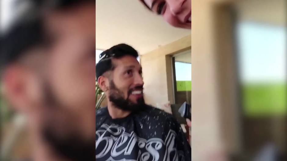 Tamara Gorro le corta el pelo a su pareja Ezequiel Garay