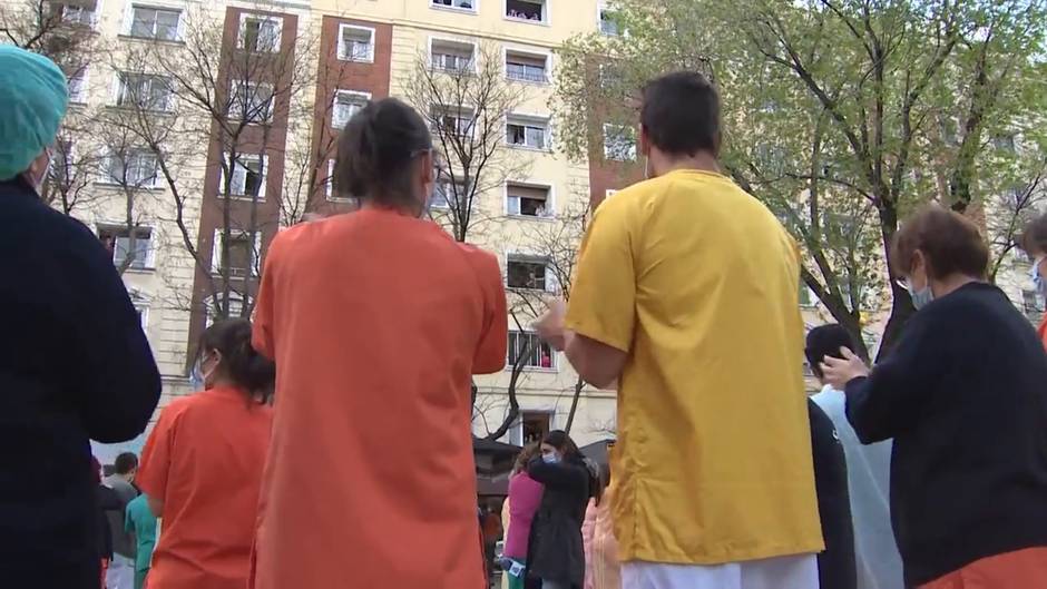 Multitudinario aplauso a las puertas del hospital Gregorio Marañón