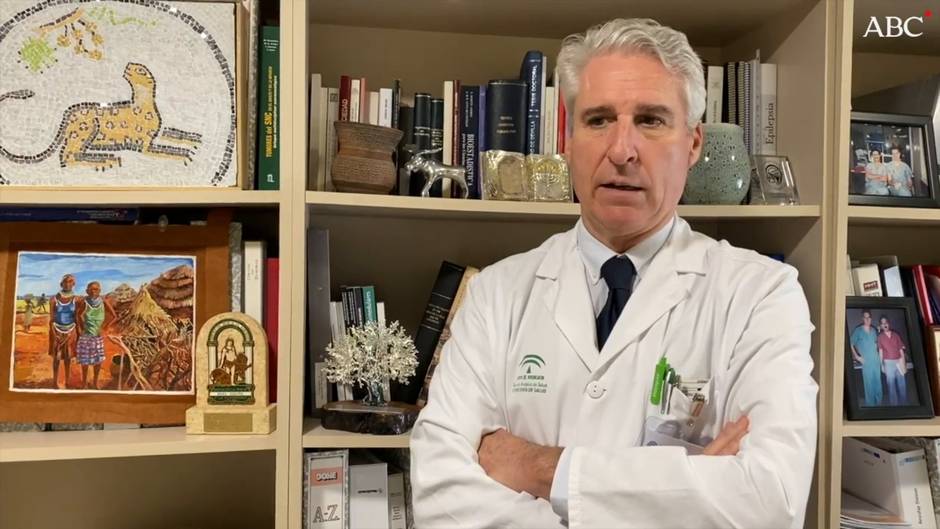 El jefe del Servicio de Neurocirugía del Hospital Regional explica el estado de salud del alcalde de Málaga