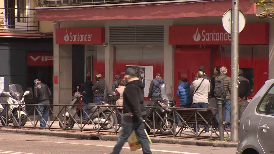 Largas esperas de los clientes en los bancos de Madrid