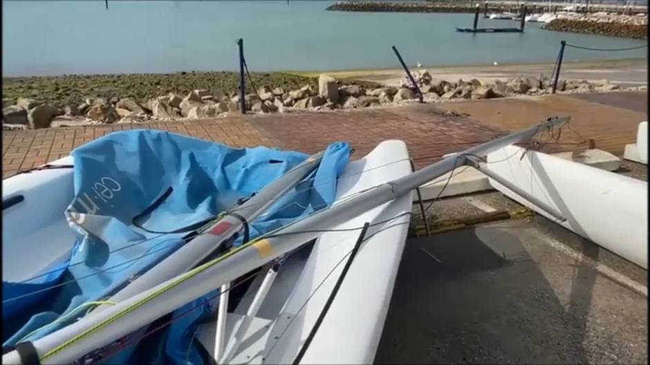 Veleros desarbolados, catamaranes y raqueros dañados... la tromba marina arrasa el CN Elcano