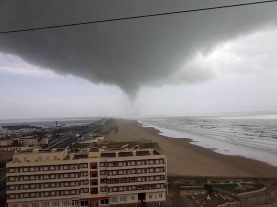 Vídeo: Así cruza la manga marina la Bahía de Cádiz