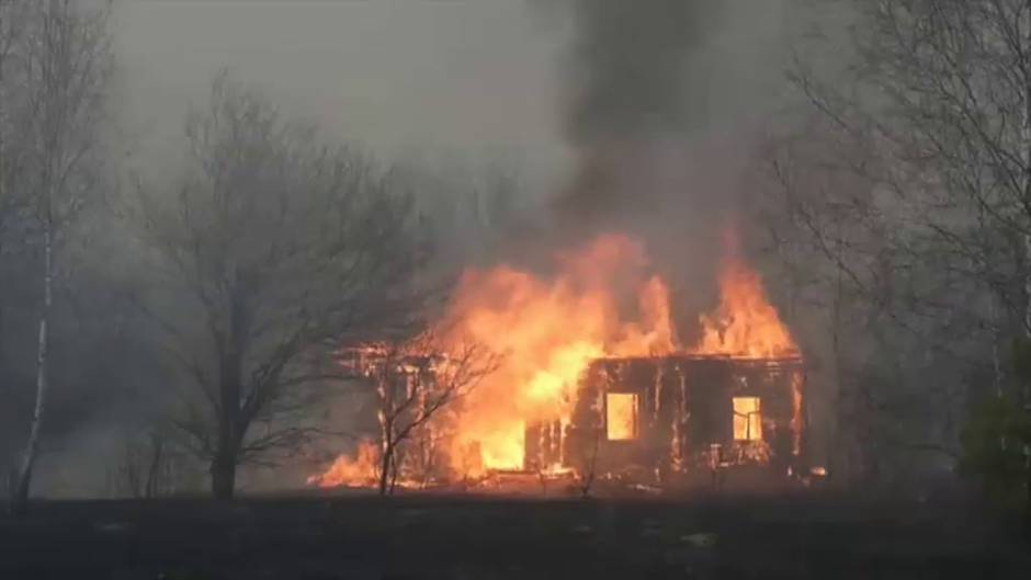 Ucrania lucha contra una serie de incendios forestales provocados en zonas próximas a la planta de Chernobyl