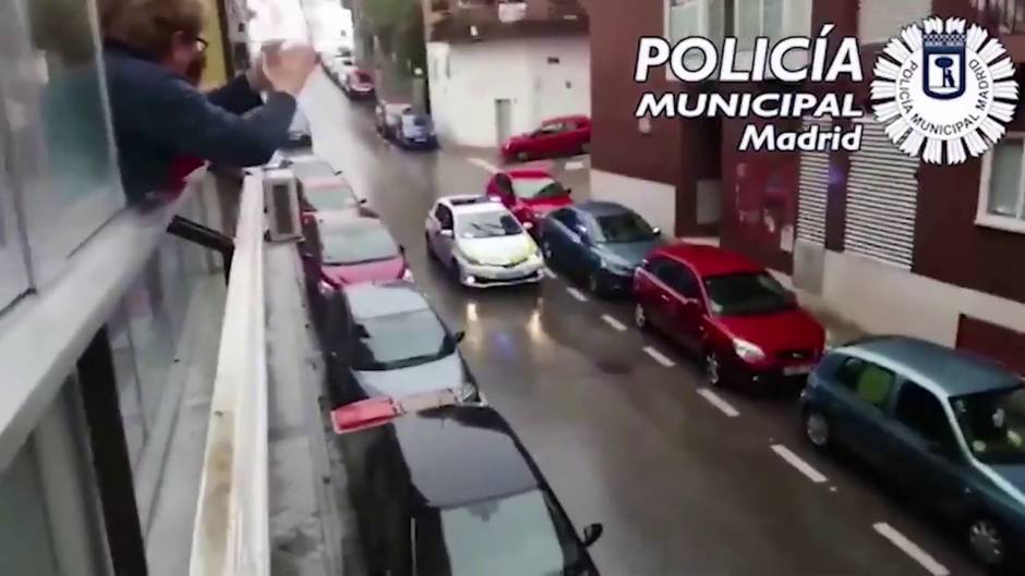 La Policía Municipal de Madrid recibe aplausos de vecinos de la capital