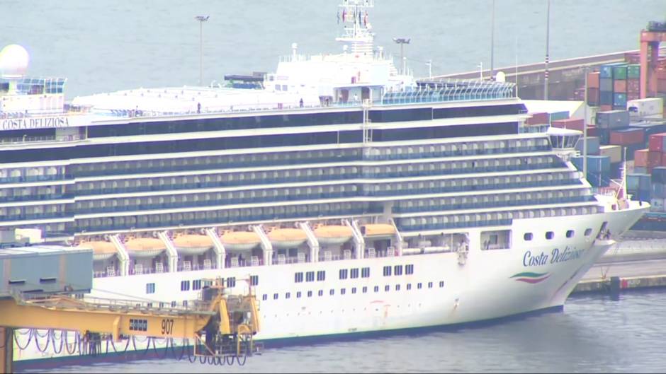 Desembarcan 168 cruceristas españoles en Barcelona tras un mes sin pisar tierra