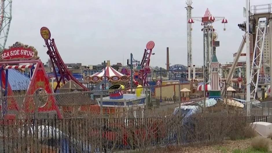 El paseo marítimo y la playa de Coney Island, lejos de volver a la normalidad