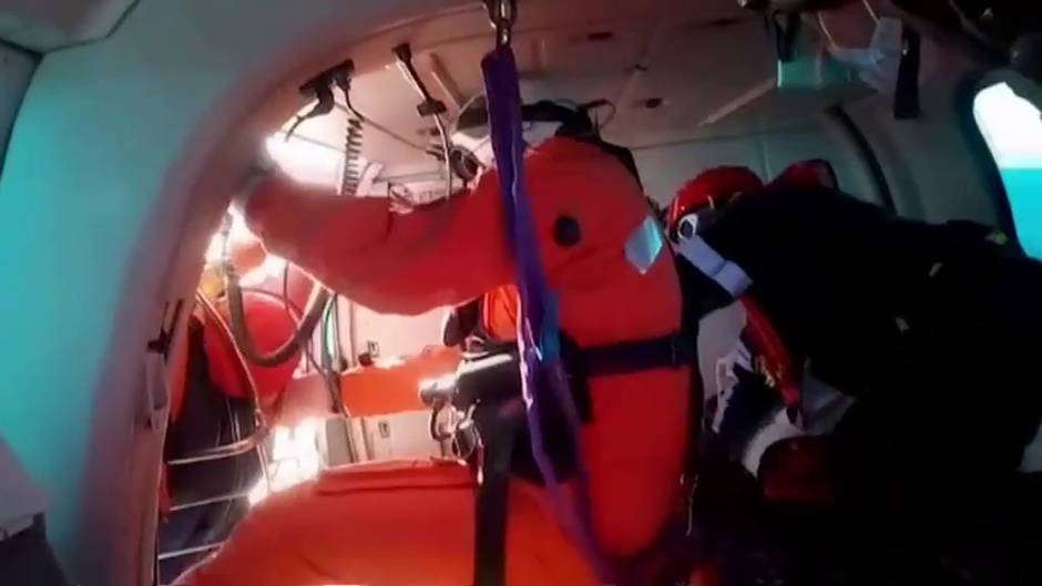 Rescate en alta mar de un marinero con apendicitis