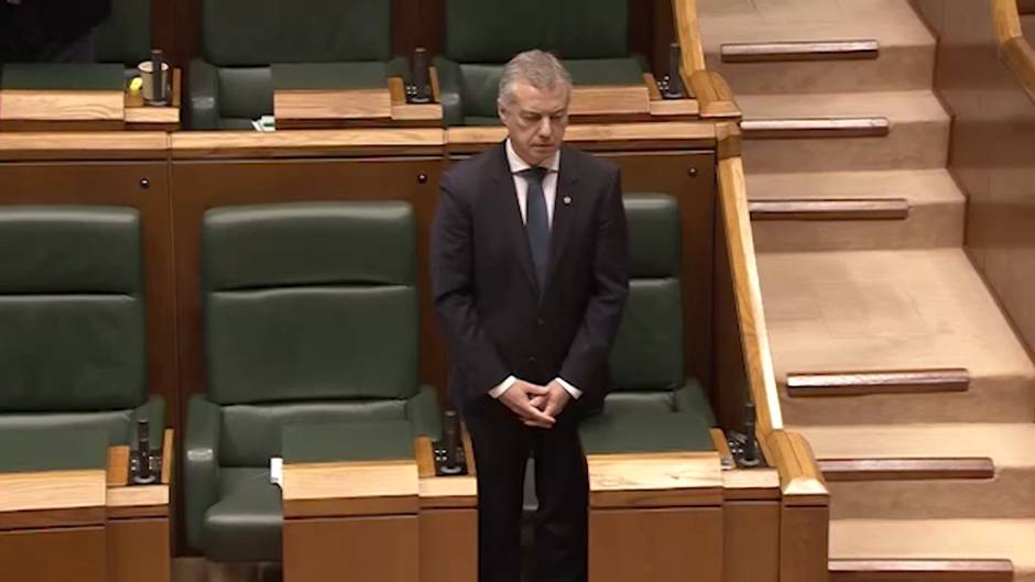 Minuto de silencio del Parlamento Vasco por las víctimas del coronavirus