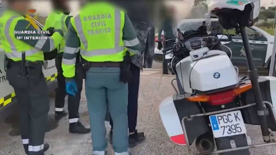 La Guardia Civil detiene a cuatro personas que viajaban en dos coches