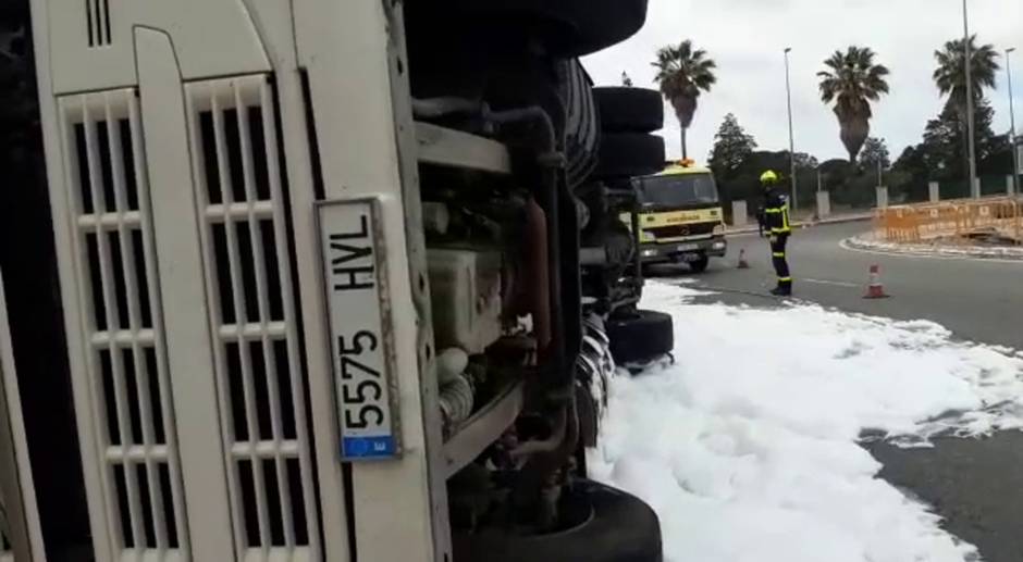 Un camión vuelca y provoca un aparatoso accidente en El Puerto
