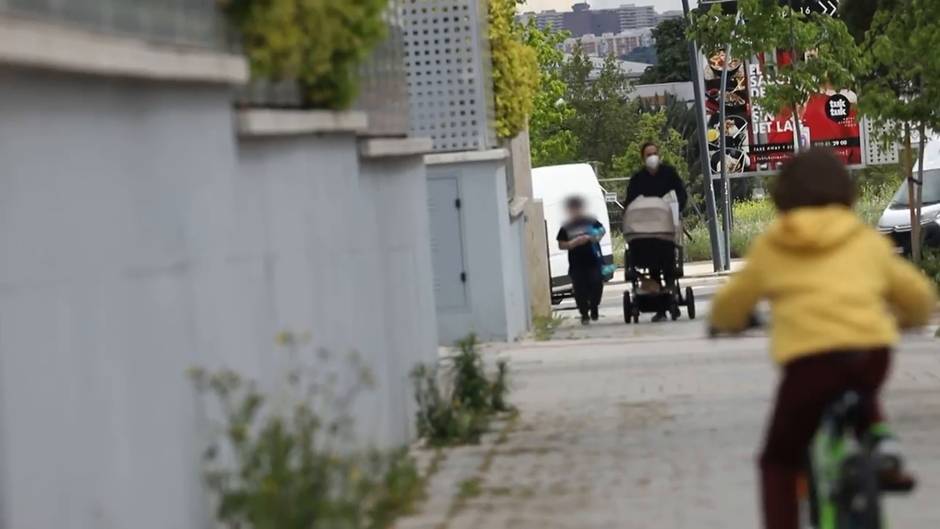 Toñi Moreno sale a pasear con su hija Lola