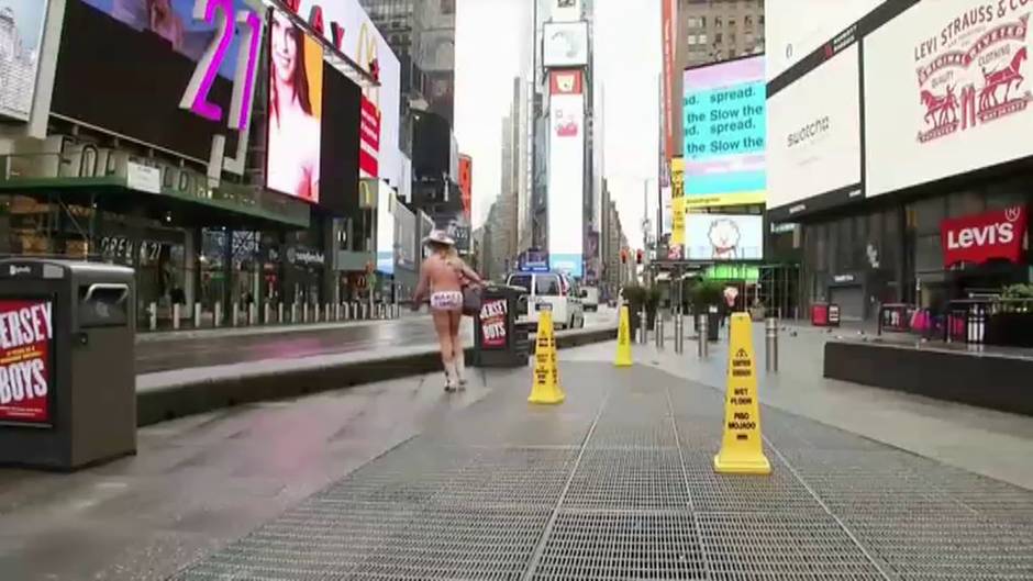 El cowboy desnudo de Times Square sigue dando el espectáculo a pesar del coronavirus