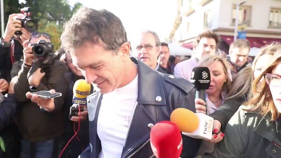 Banderas sufre un encontronazo con los 'paparazzi': "Seguiré confinado"