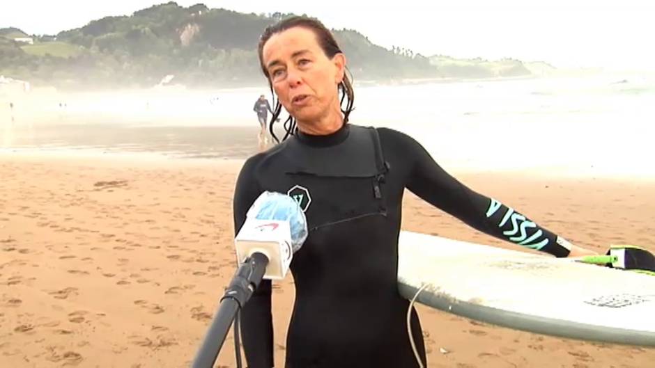 Los surfistas de San Sebastián vuelven al agua