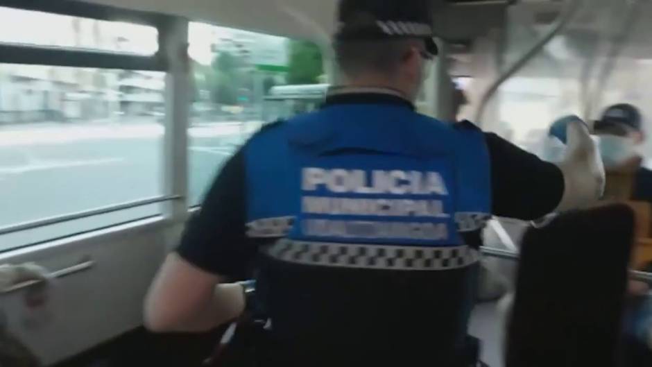 Policía Local reparte mascarillas en un autobús de Pamplona