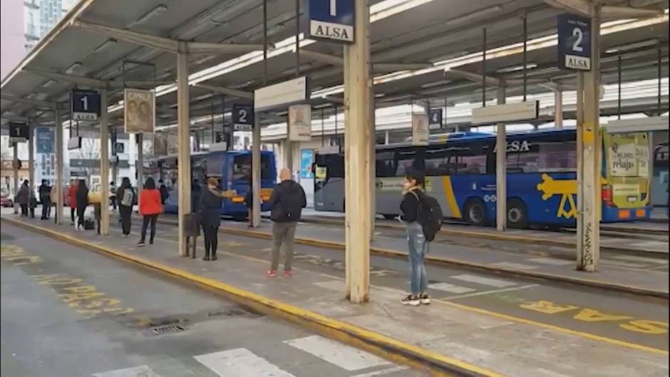 Reparto de mascarillas en el transporte público de Gijón