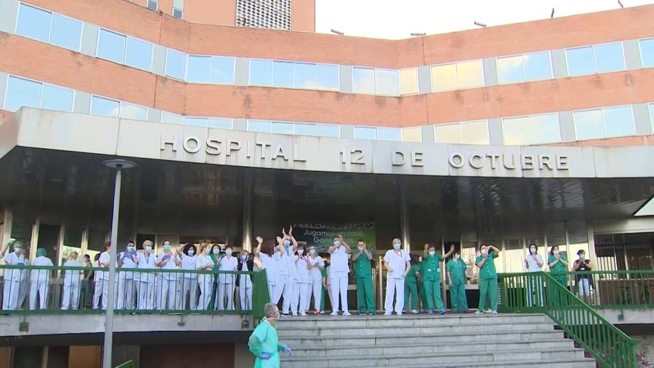 Sanitarios del Hospital 12 de Octubre se unen al aplauso de las 20:00