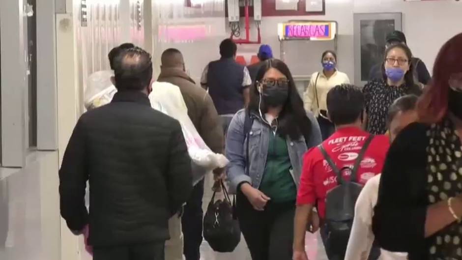 Payasos en el metro de Ciudad de México para luchar contra el Covid-19