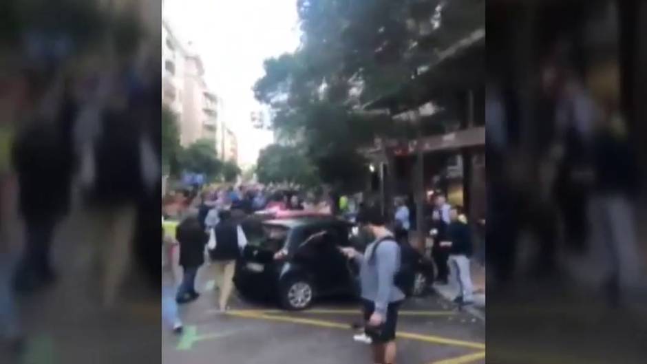 Cacerolada al grito de "libertad" y "Gobierno dimisión" en el centro de Madrid sin respetar la distancia de seguridad