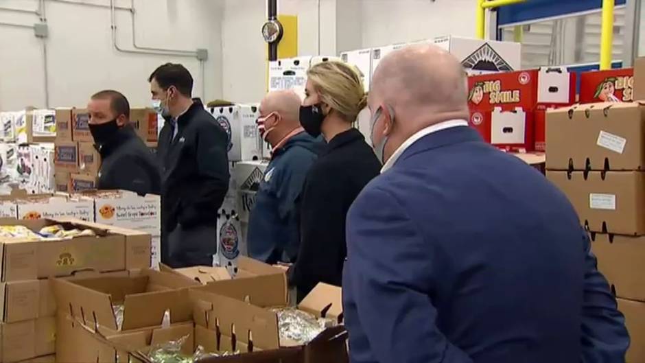 Ivanka Trump reaparece con mascarilla para visitar un almacén de alimentos