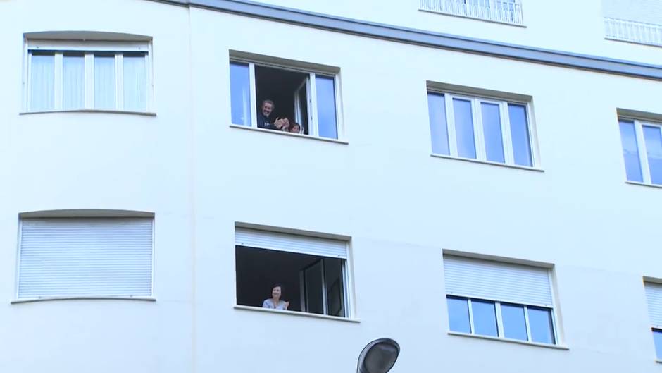 Aplausos colectivos desde balcones se resisten a desaparecer