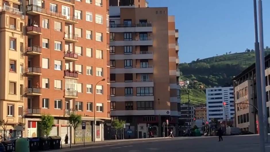 Bilbao dedica su último aplauso a los sanitarios