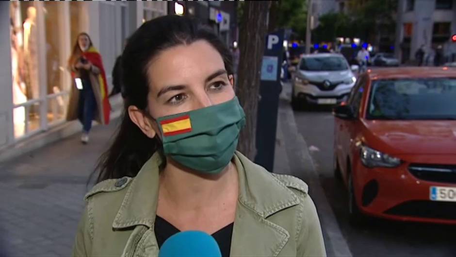 Rocío Monasterio compara la distancia de seguridad de las caceroladas en Madrid con la del funeral de Julio Anguita