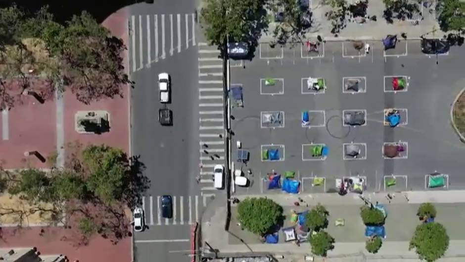 Campamento para personas sin hogar en un parking de San Francisco