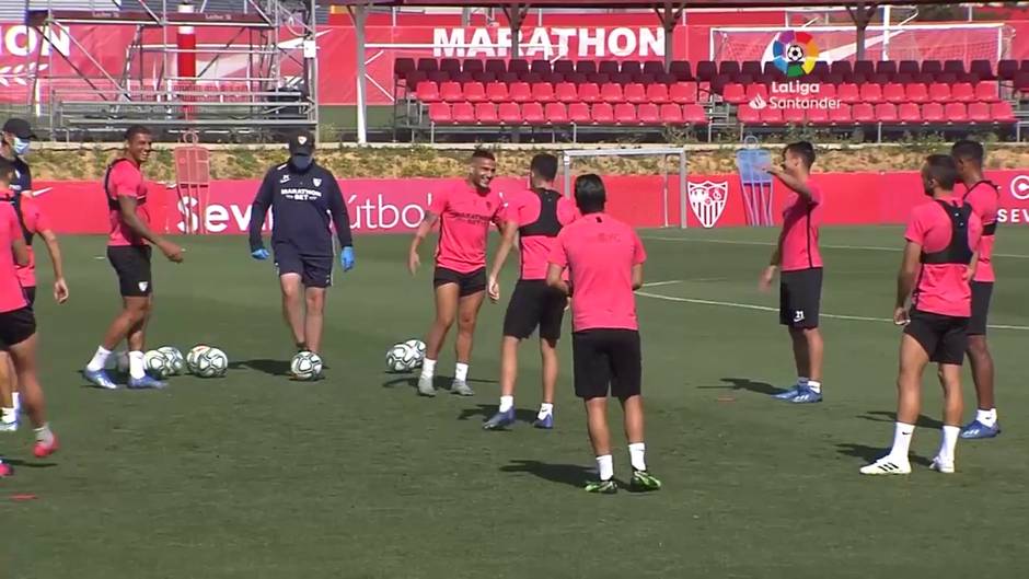 Gimnasio y balón en el entrenamiento del Sevilla