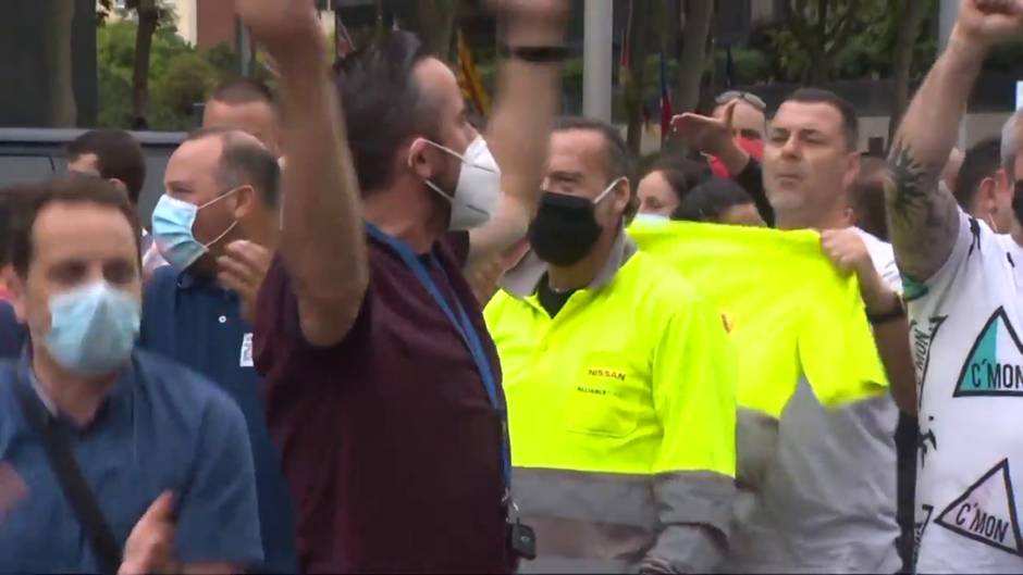 Vehículos colapsan la Diagonal de Barcelona contra el cierre de Nissan