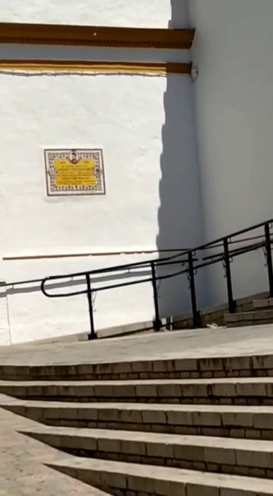 Cola en una iglesia de Los Palacios para coger fecha de boda