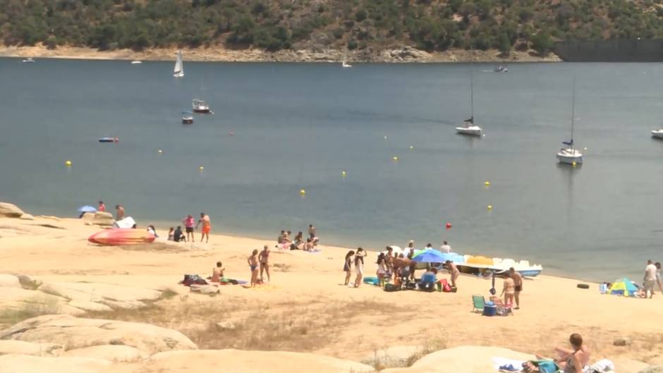 El buen tiempo anima a los madrileños a acudir al Pantano de San Juan