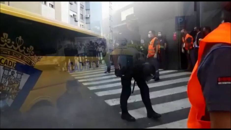 Los aficionados del Cádiz cF reciben al equipo a su llegada a Carranza para el partido ante el Rayo en el primer partido en tiempos de coronavirus