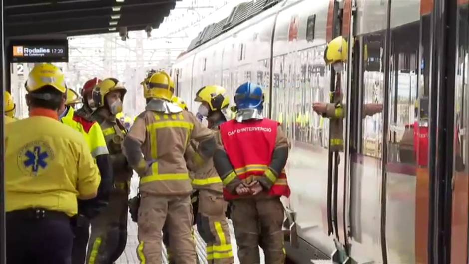 Al menos 15 heridos leves tras chocar un tren de Cercanías en Mataró