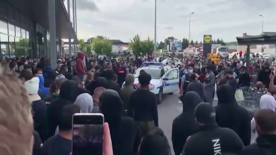 Cientos de personas colapsan las puertas de un supermercado en Francia para conseguir una consola a buen precio