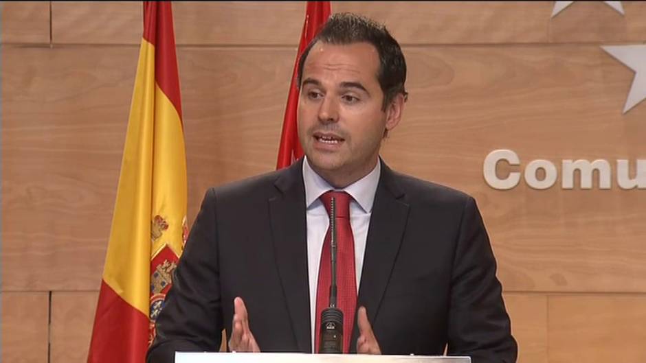 Aguado alerta de que la llegada masiva de turistas a Barajas puede llevar "al punto de partida de febrero"