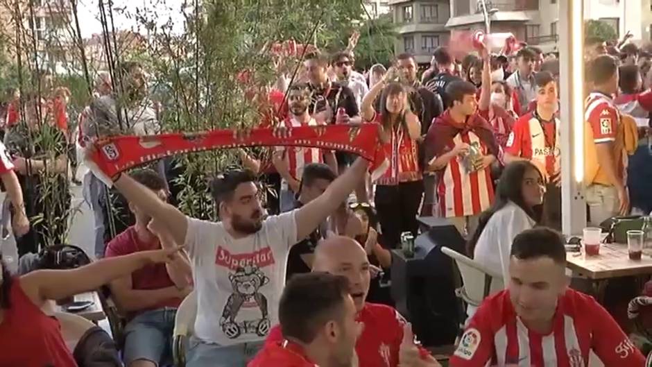 Imágenes de aficionados del Sporting sin distancia de seguridad y sin mascarillas