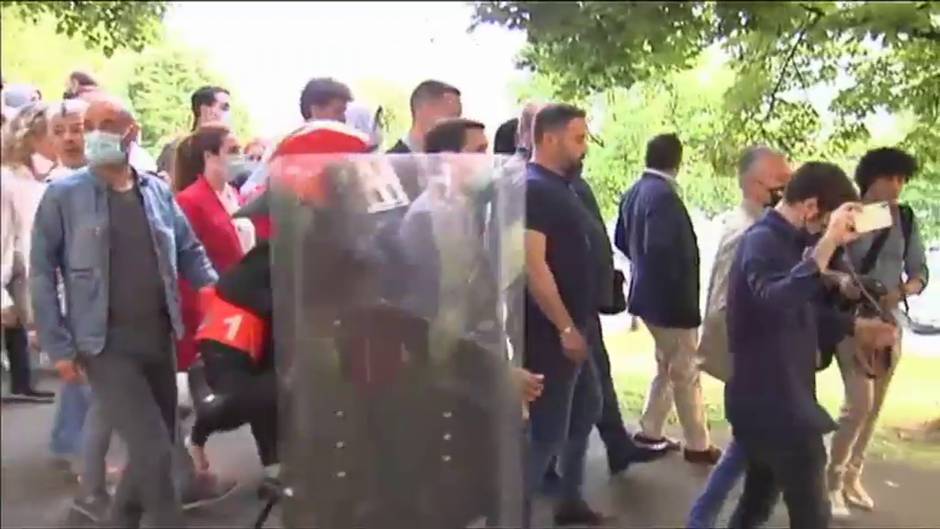 Abascal, escoltado por la Ertzaintza al término de su mitin en Sestao