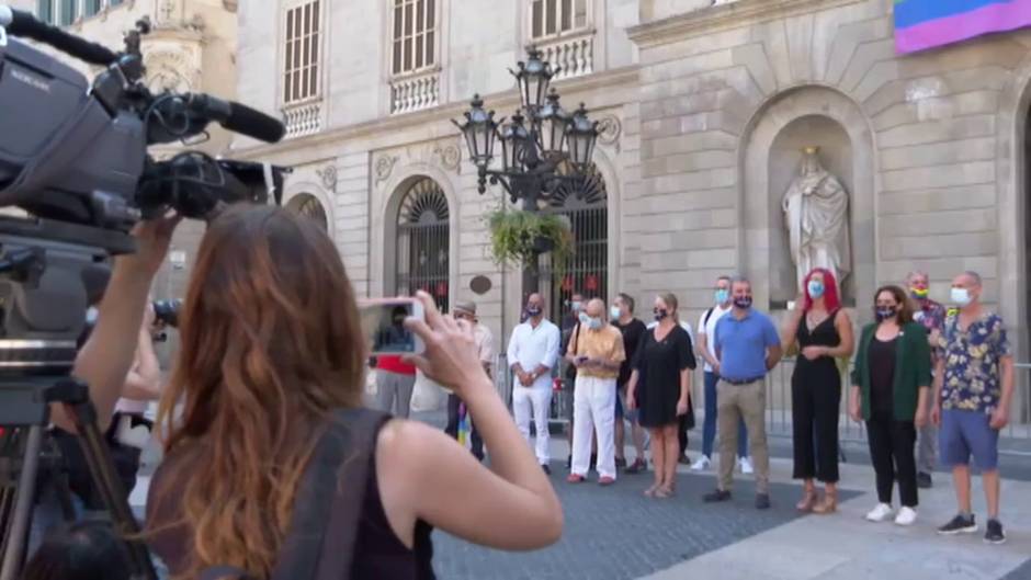 La bandera LGTBI ondea a modo de pancarta en la fachada del Ayuntamiento de Barcelona