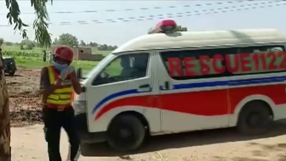 Al menos 19 muertos al estrellarse un tren contra un autobús de pasajeros en Pakistán