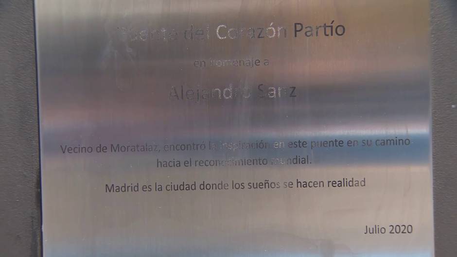 Operarios de Moratalaz limpian la placa homenaje a Alejandro Sanz